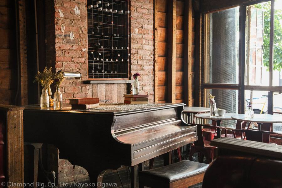 Dining-Milk-and-Roses-Restaurant-Piano